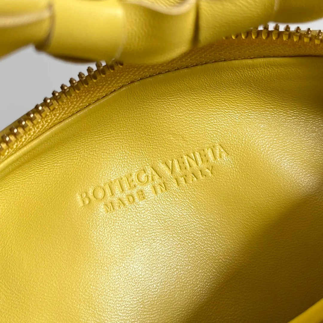 Batch 1120 Bottega veneta͙.——The latest braided and knotted hobo🔥 The top-grade lambskin leather is very soft, the bag shape is unique, practical and durable. It retains the traditional weaving elements while being a bit more flamboyant ~ Made of hand-woven sheepskin, zipper opening and closing, curved seamless structure, effortless to match. Highly recommended⚠️⚠️⚠️ The highest-end in the market🌈 Welcome to compare [Factory equipped with full package] size: 23x15x5cm.   Model: 651876
